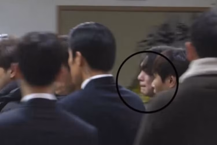 Key - thành viên của Shinee mếu máo trong lễ viếng của Jonghyun. Khi Jonghyun qua đời, Key đang ở nước ngoài chụp ảnh tạp chí. Khi nghe tin dữ, Key vội vã trở về. Ảnh: Allkpop