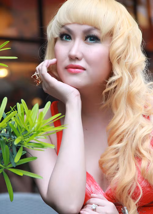 Năm 2013, Phi Thanh Vân lột xác khi thay đổi màu da từ nâu bóng sang trắng nõn cùng phong cách thời trang xì-tin. Ảnh: Dân Việt