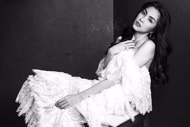 Hà Tăng hiện đã là bà mẹ của 2 nhóc tì: một trai, một gái. Sau khi sinh con gái thứ 2, cô ngày càng đẹp mặn mà.