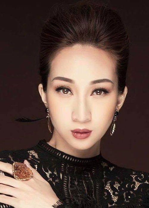 Chồng đầu tiên của Lều Phương Anh là người Nhật. Chính anh là người giúp Lều Phương Anh điều trị chân trái bị thương do một tai nạn năm cô 14 tuổi.