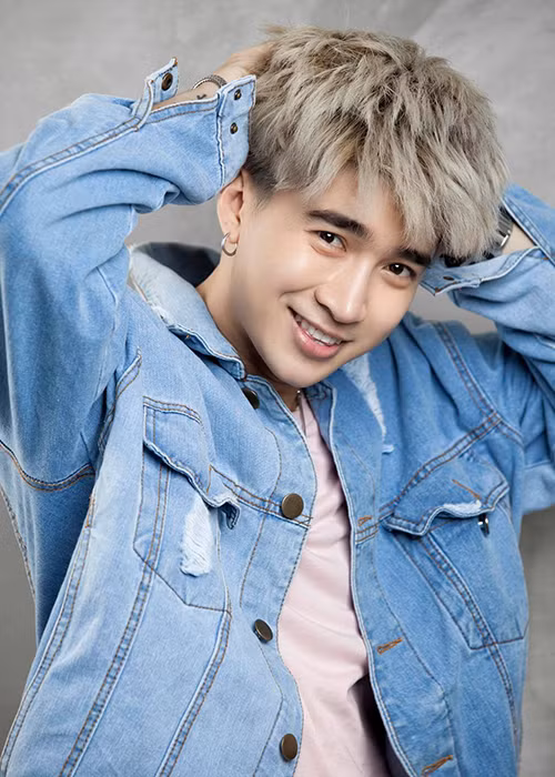 Sau khi rời nhóm Hero, Chi Dân đi hát solo. Hiện, nam ca sĩ theo đuổi dòng nhạc Pop và Ballad.