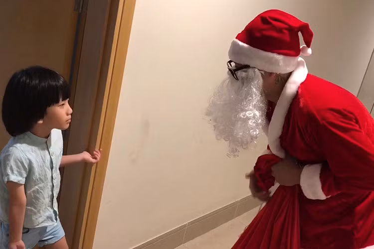 Dịp Giáng sinh năm nay, Duy Mạnh cải trang thành ông già Noel mang món quà bất ngờ cho cậu con trai của mình.