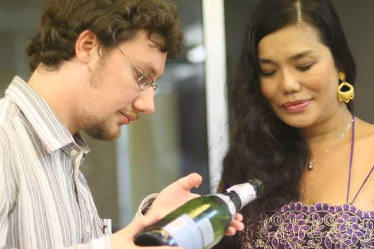 Cindy Thái Tài từng 3 lần cưới nhưng không giấy kết hôn. Khi cô được xác thực về chuyện giới tính, người chồng thứ 4 của cô lại qua đời vì căn bệnh ung thư. Ảnh: FBNV