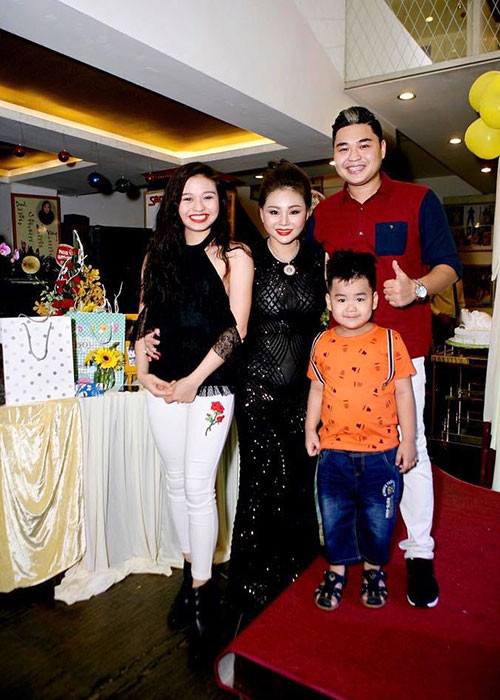 Giữa tâm bão, Lê Giang giữ im lặng. Trong khi đó, 2 con chung của Lê Giang và Duy Phương đều mong dư luận đừng đẩy câu chuyện đi quá xa.