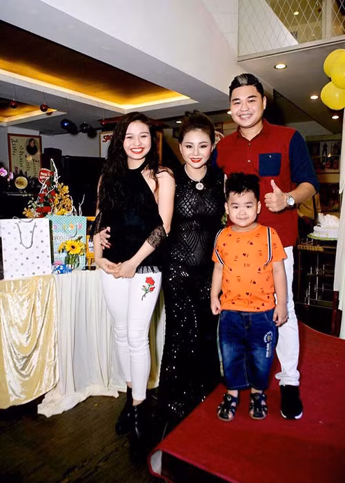 Giữa tâm bão, Lê Giang giữ im lặng. Trong khi đó, 2 con chung của Lê Giang và Duy Phương đều mong dư luận đừng đẩy câu chuyện đi quá xa.