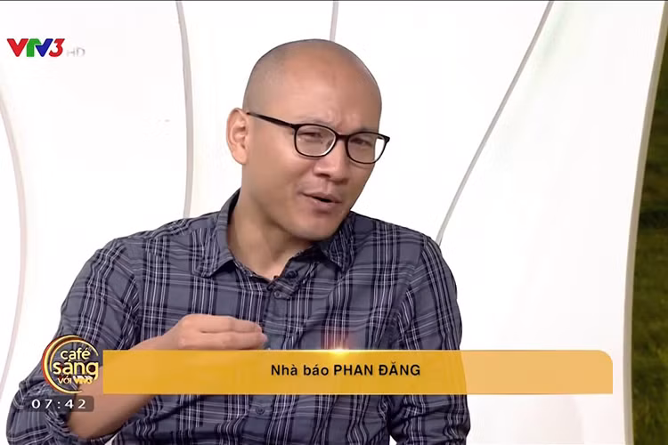 Trong Cà phê sáng, Phan Đăng từng bình luận về các chủ đề như “bệnh cuồng”, “độc thân”, “miễn phí”, “học đòi”, “sống đủ”...Ảnh: VTV