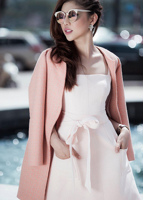 Kim Huệ đến từ Tây Ninh, sở hữu chiều cao 1m77. Cô đã tốt nghiệp ngành Quản trị kinh doanh tại một trường đại học tại TP HCM.