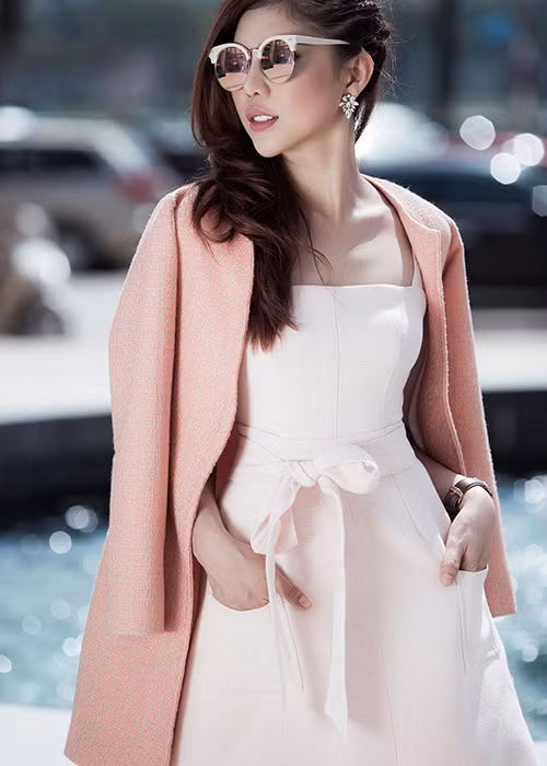 Kim Huệ đến từ Tây Ninh, sở hữu chiều cao 1m77. Cô đã tốt nghiệp ngành Quản trị kinh doanh tại một trường đại học tại TP HCM.