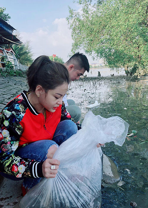 Hình ảnh nữ diễn viên hài phóng sinh cá và rùa vào chiều ngày 8/12.