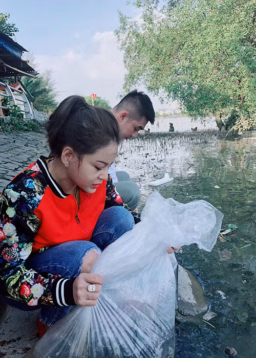 Hình ảnh nữ diễn viên hài phóng sinh cá và rùa vào chiều ngày 8/12.