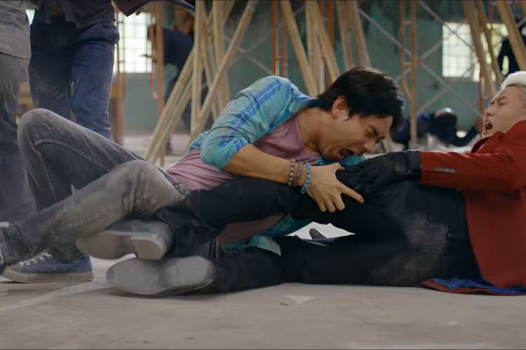 Điều đáng chú ý là sự phối hợp nhuần nhuyễn giữa hành động và hài hước của phim. Trong hành động có hài, trong hài có hành động.