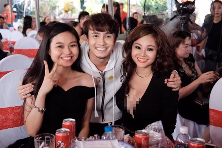 Tham gia các sự kiện giải trí hay ở đời thường, bà mẹ ba con đều chuộng mặc trang phục hở bạo. Ảnh: Dân Việt