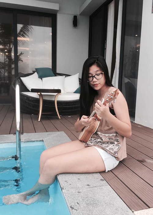 Giống mẹ, Cát An thích ca hát. Cô nhóc còn biết chơi đàn guitar.