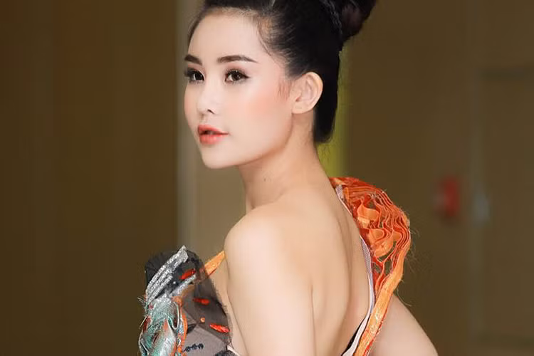 Ngân Anh còn trở thành tâm điểm bởi phát ngôn được cho là đụng chạm Nguyễn Thị Thành: "Tôi đã tháo mũi để can đảm dự thi, Thành không thể tháo răng đi thi nên không thể so sánh với tôi". Bị ném đá, Ngân Anh đã phải lên tiếng xin lỗi Nguyễn Thị Thành. Ảnh: FBNV