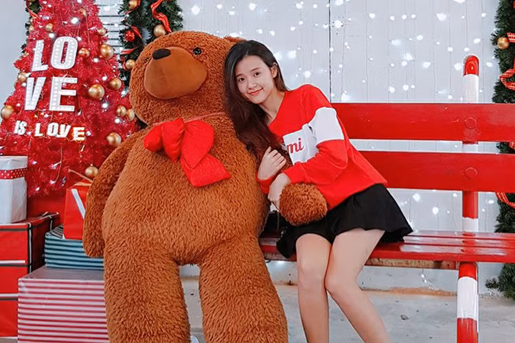 Midu trải lòng: “Đôi khi thứ mình cần chỉ đơn giản là một nơi có thể tựa vào. Thôi thì dựa vào anh Gấu đỡ vậy”.