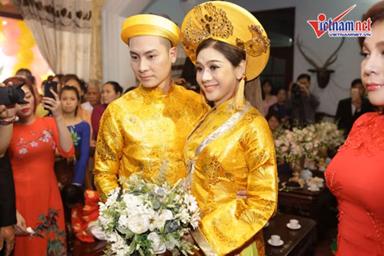 Sau lễ cưới tại Vũng Tàu, vợ chồng Lâm Khánh Chi mở tiệc cưới vào ngày 11/1/2018 tại TP HCM để mời bạn bè nghệ sĩ.