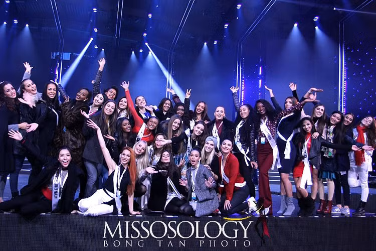 Đại diện Việt Nam vừa cùng các thí sinh khác tập luyện cho chung kết cuộc thi Hoa hậu Siêu quốc gia 2017 diễn ra vào tối ngày 1/12 (giờ Ba Lan). Ảnh: Missosology