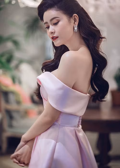 Sau khi sinh con đầu lòng, Trương Quỳnh Anh nhanh chóng lấy lại vóc dáng. Hiện tại, cô được khen ngày càng đẹp mặn mà.