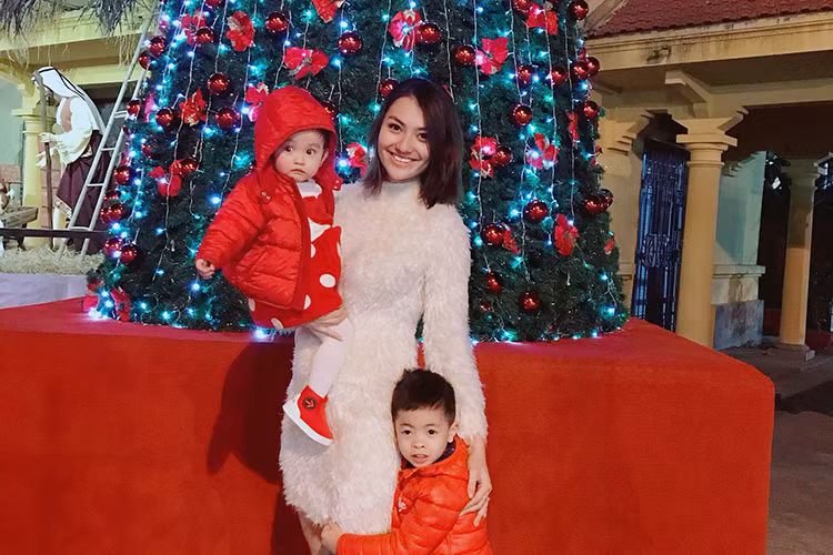 Hồng Quế đưa con gái đi đón Giáng sinh.