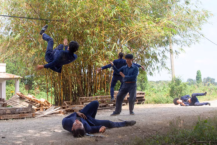 Dưới đôi tay của Mười Mù, các thế võ, chiêu thức của võ phái Bành Công được thể hiện uyển chuyển.