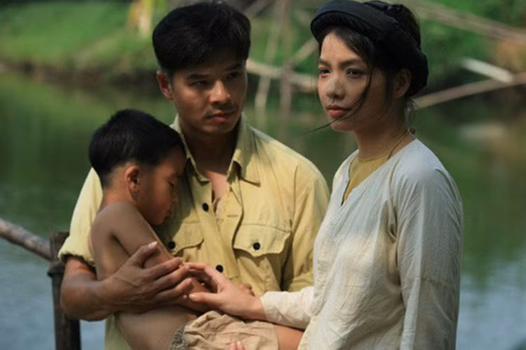 “Thương nhớ ở ai” lấy bối cảnh ở làng Đông - một vùng quê Bắc Bộ điển hình những năm 1950 - 1960. Sau 2 cuộc kháng chiến, làng Đông chỉ còn những người đàn bà góa luôn khao khát được yêu thương nhưng bị trói buộc bởi những định kiến của xã hội. Ảnh: VTV