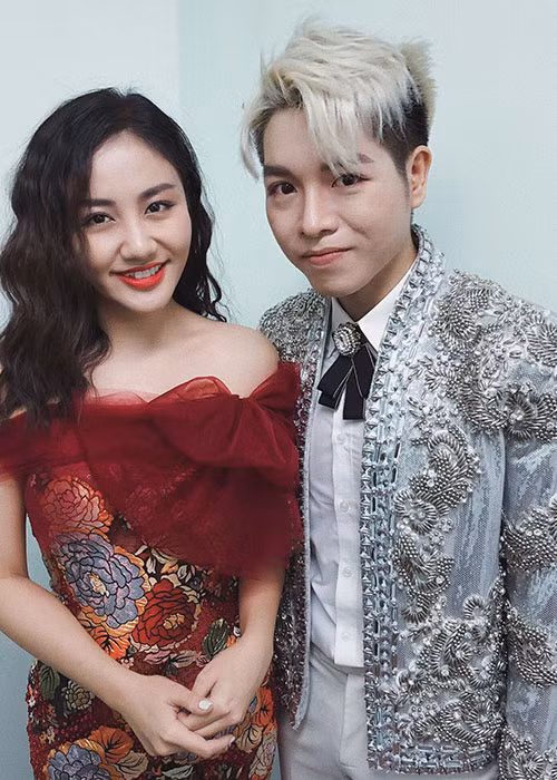 Văn Mai Hương tiết lộ nhờ Đức Phúc pha trò mà Giáng sinh năm nay của cô trở nên vui hơn.