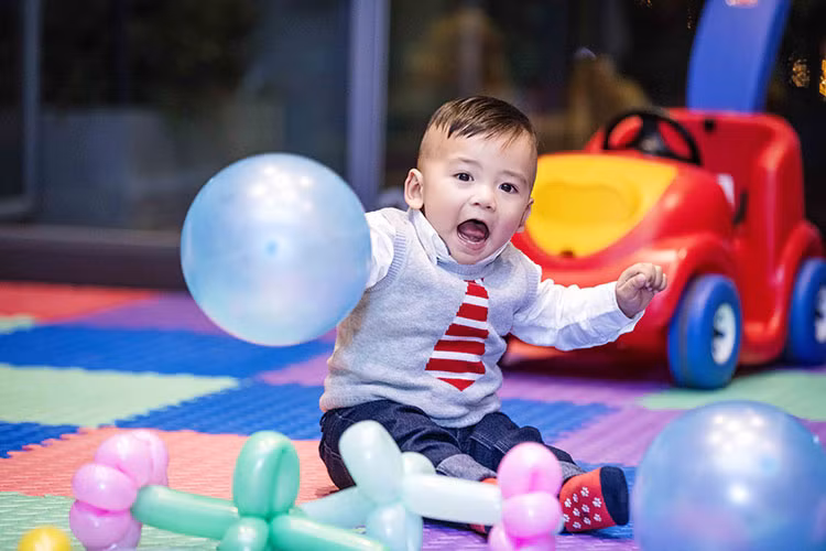 Bé Nu là trái ngọt thứ hai của cuộc hôn nhân giữa Jennifer Phạm và doanh nhân Đức Hải. Cậu nhóc được nhận xét giống bố như tạc.