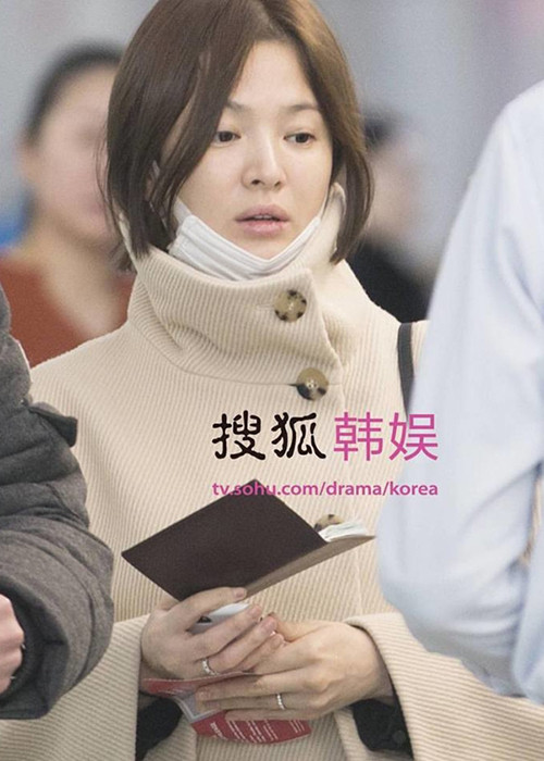 Song Hye Kyo ra sân bay lúc sáng sớm nên có vẻ vẫn chưa tỉnh táo.