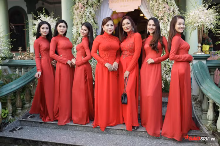 Cindy Thái Tài tươi tắn bên dàn phù dâu. Ảnh: Saostar