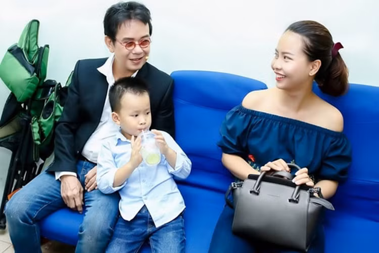 Nhạc sĩ Đức Huy và vợ sống hạnh phúc dù cuộc hôn nhân của họ có những lời bàn ra tán vào. Ảnh: Dân Việt