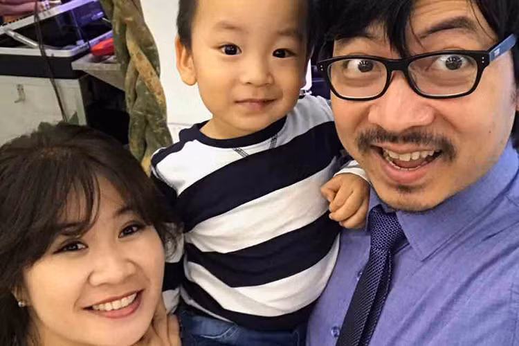 Hình ảnh Đinh Tiến Dũng tươi rói bên vợ con ở đời thường.