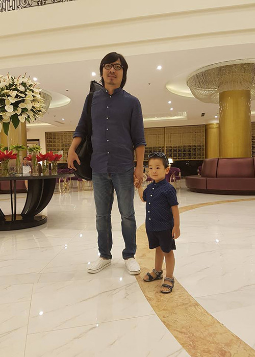 Nhóc tì nhà Đinh Tiến Dũng càng lớn càng kháu khỉnh.