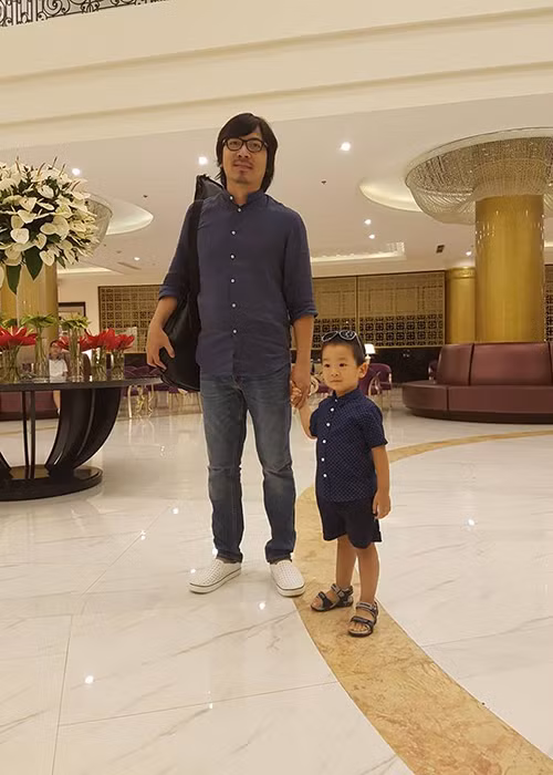 Nhóc tì nhà Đinh Tiến Dũng càng lớn càng kháu khỉnh.