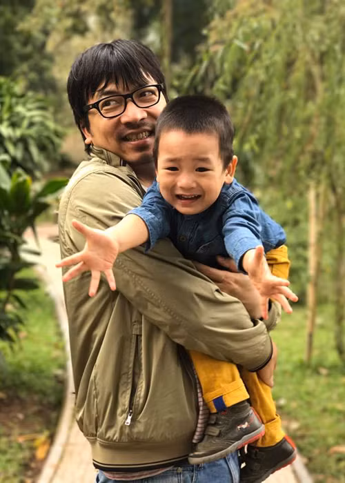 Khoảnh khắc đáng yêu của Đinh Tiến Dũng bên cậu con trai Pony.