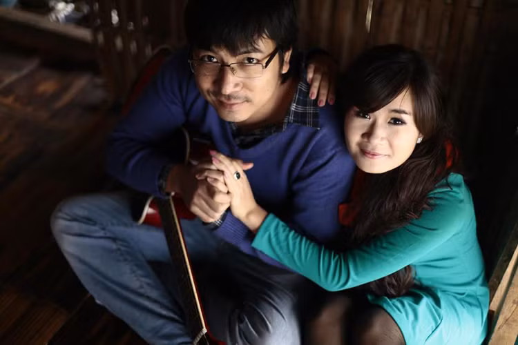 “Giáo sư Xoay” Đinh Tiến Dũng bắt đầu gây chú ý khi tham gia chương trình Hỏi xoáy đáp xoay. Ngoài ra, anh còn là một trong những người viết kịch bản Táo quân trong nhiều năm nay.