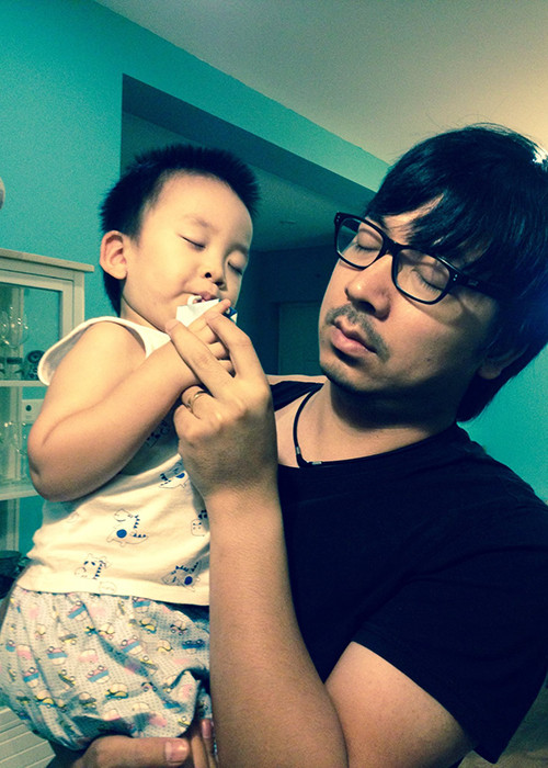 “Giáo sư Xoay” chia sẻ anh từng vừa chăm con trai vừa viết kịch bản.