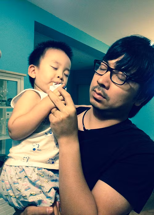 “Giáo sư Xoay” chia sẻ anh từng vừa chăm con trai vừa viết kịch bản.