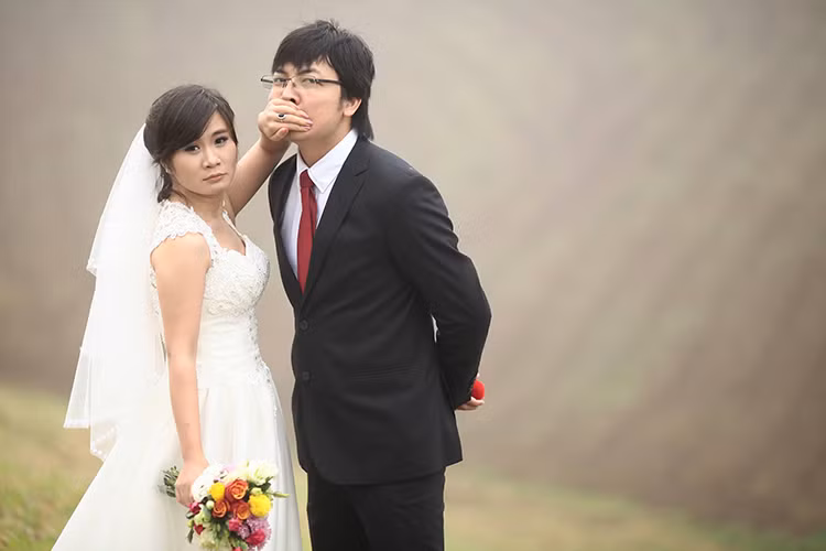 Đinh Tiến Dũng khá kín tiếng về đời tư. Năm 2013, anh kết hôn với MC Hồng Nga sau gần 4 năm hẹn hò.