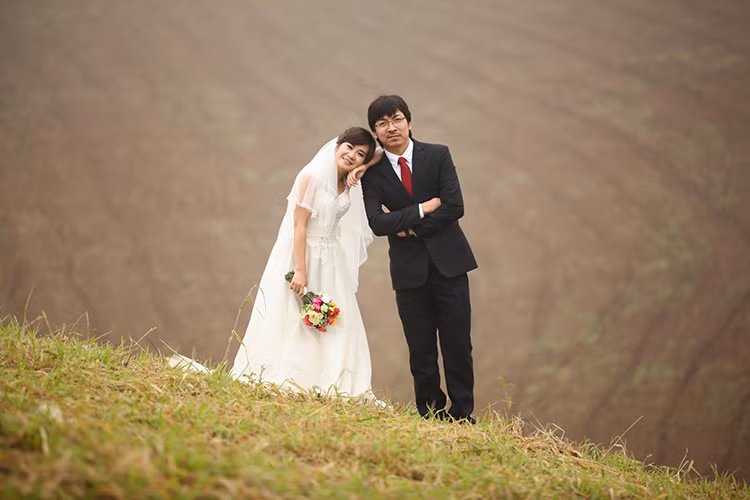 Vợ của Đinh Tiến Dũng sinh năm 1986, là một MC. Cô từng dẫn chương trình “Nghĩ mở nói thẳng” của VTV2.