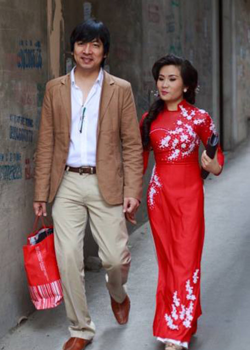 Hình ảnh “Giáo sư Cù Trọng Xoay” bên vợ trong lễ ăn hỏi vào tháng 3/2013. Sau đó đúng 1 tháng, cặp đôi làm đám cưới.