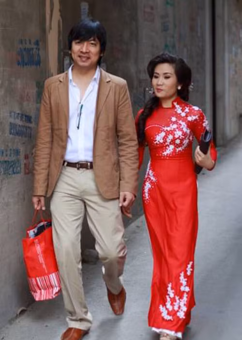 Hình ảnh “Giáo sư Cù Trọng Xoay” bên vợ trong lễ ăn hỏi vào tháng 3/2013. Sau đó đúng 1 tháng, cặp đôi làm đám cưới.