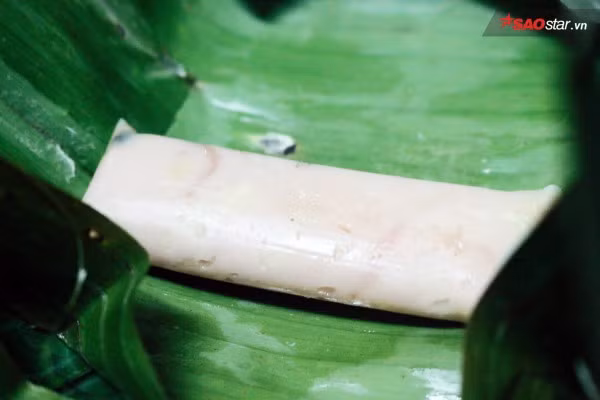 Các loại bánh đều dùng chung một loại nước chấm. Nước chấm pha khá đều tay, có kết cấu hơi sệt, vị mặn ngọt đậm đà, ăn cũng ớt đúng chuẩn của người Huế cay xuýt xoa khó tả. Có lẽ, cũng chính vì vị cay ấy mà thực khách khó lòng cảm thấy ngán trước mâm bánh phong phú như thế này. Các món ăn tại đây có giá dao động từ 28.000 - 40.000 đồng, riêng nem - chả là 5.000 - 6.000 đồng một phần.