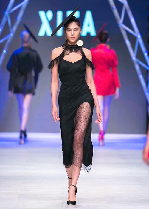 Năm 2016, Kim Huệ đoạt giải á quân 1 cuộc thi Vietnam Fitness Model Search 2016.