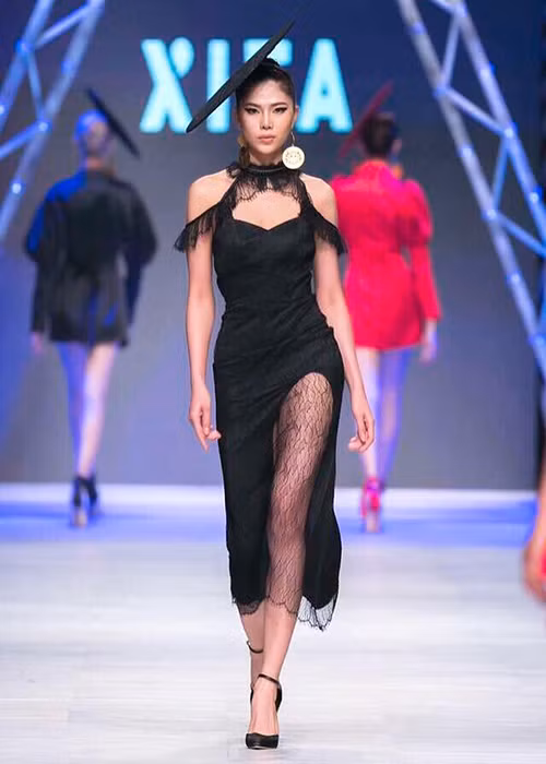 Năm 2016, Kim Huệ đoạt giải á quân 1 cuộc thi Vietnam Fitness Model Search 2016.