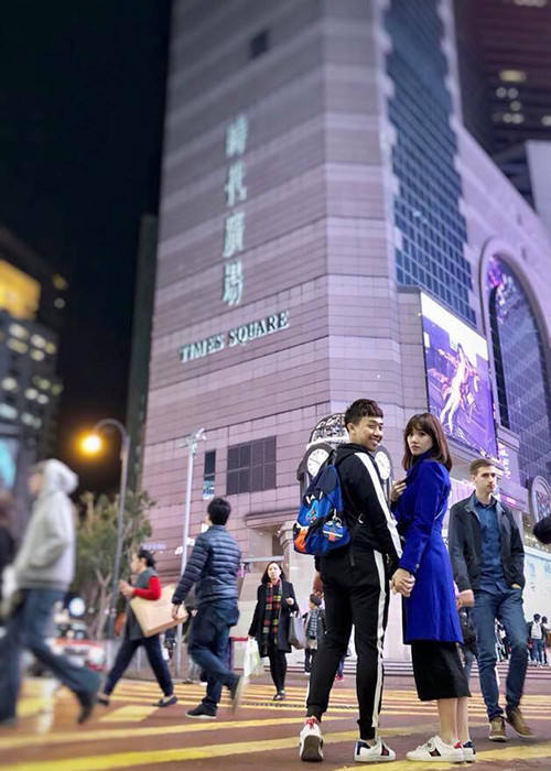 Hot Face sao Việt 24h: Để kỷ niệm 1 năm ngày cưới, Trấn Thành và Hari Won cùng nhau du lịch. Cả hai hiện ở Hong Kong.