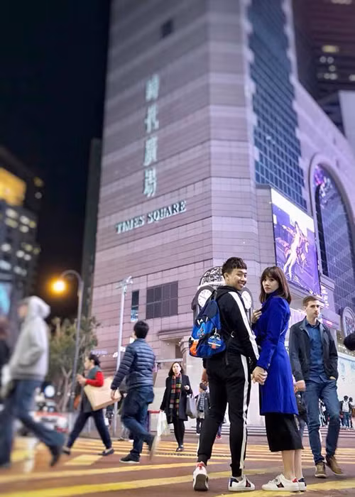 Hot Face sao Việt 24h: Để kỷ niệm 1 năm ngày cưới, Trấn Thành và Hari Won cùng nhau du lịch. Cả hai hiện ở Hong Kong.