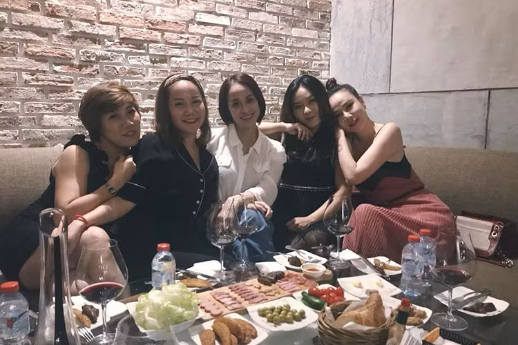 Dương Yến Ngọc (ngoài cùng bên phải) hội ngộ bạn bè trước khi lên đường tham gia cuộc thi Hoa hậu Quý bà Hòa bình 2017.