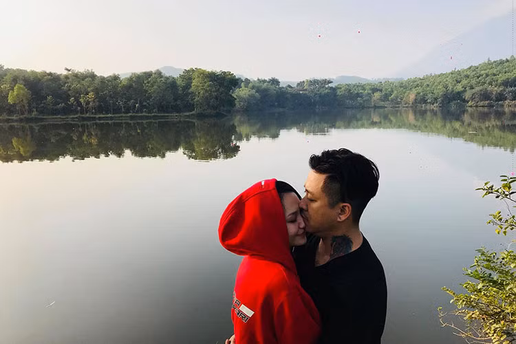 Vợ chồng sao Việt Tuấn Hưng tình tứ trong một chuyến đi chơi.