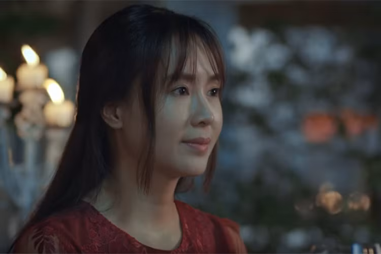 Đóng vai Dung - vợ Đăng trong “Cả một đời ân oán” là Hồng Diễm. Cô là người mẫu lấn sân diễn viên khá thành công. Hồng Diễm bắt đầu gây chú ý sau bộ phim “Cầu vồng tình yêu”.