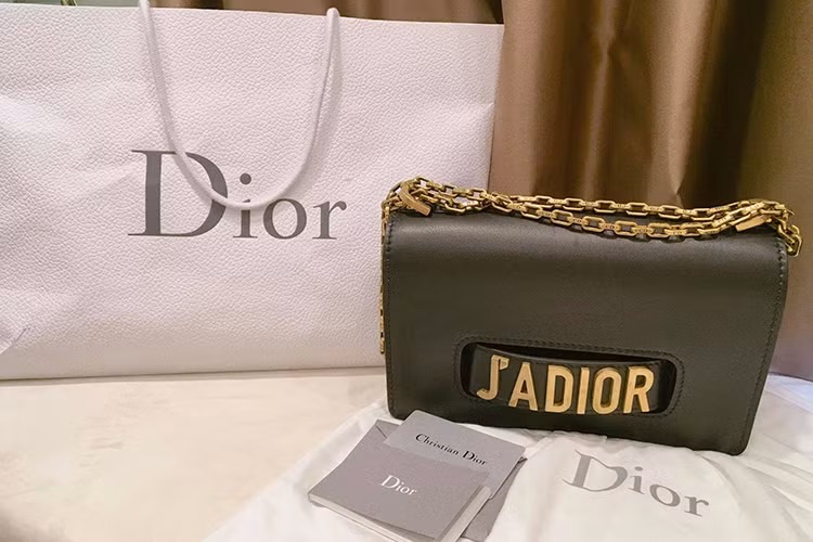 Bà xã của Việt Anh hạnh phúc khi được ông xã tặng chiếc túi hàng hiệu: “Quà của anh yêu. Ước gì ngày nào cũng thế này thì anh yêu cả ngày luôn”.